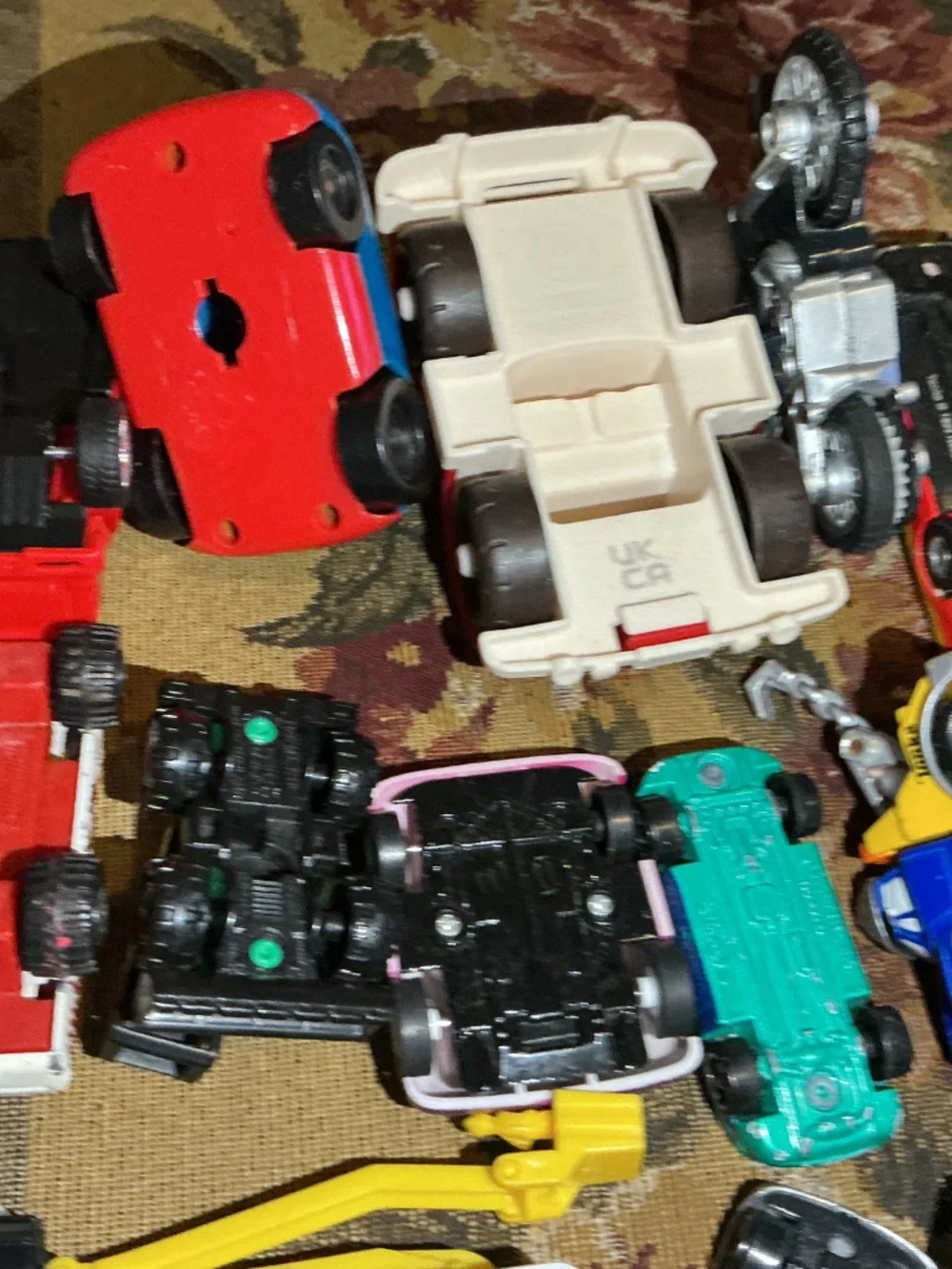 23 Hot wheels Matchbox Maisto mattel and More Toy cars